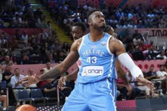 NBA转会风云：伦纳德或加盟雄鹿，快船瞄准库明加，新赛季策略调整竞争升级