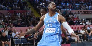 NBA转会风云：伦纳德或加盟雄鹿，快船瞄准库明加，新赛季策略调整竞争升级